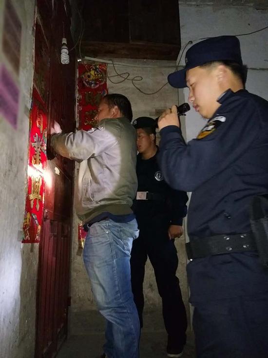 白山粗心妈妈误将幼女锁家中 